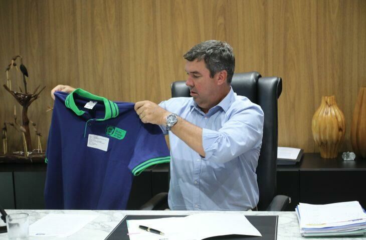 Imagem de compartilhamento para o artigo Administrativos da educação de Mato Grosso do Sul ganham uniforme da MS Todo dia